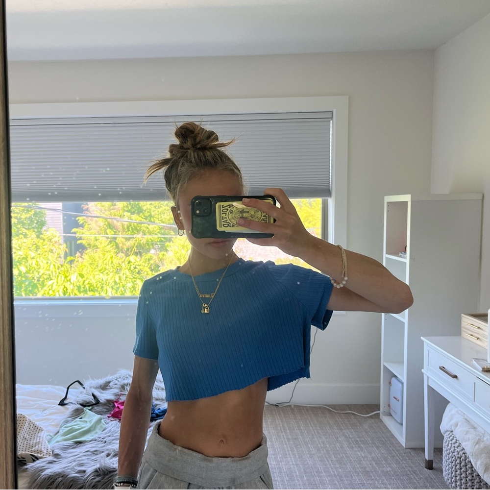 Cropped blue textured t